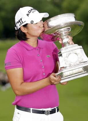 Yani Tseng of Taiwan kisses the LPGA Golf Damen Championship Trophy in the final round of the Wegmans LPGA Golf Damen Championship at Locust Hill Country Club in Rochester, New York on June 26, 2011. Yani Tseng wins the Tournament with a score of 19 under par.  NYP20110626132 o0 Siegerehrung Pokal Trophäe Objekte