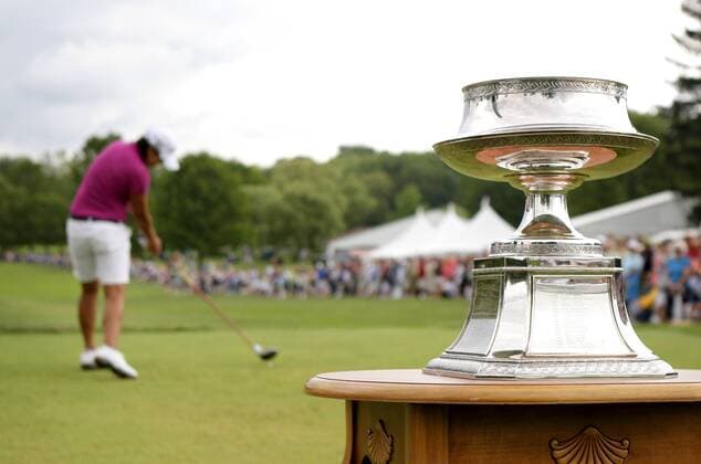Yani Tseng of Taiwan tees off on the first hole near the LPGA Golf Damen Championship Trophy in the final round of the Wegmans LPGA Golf Damen Championship at Locust Hill Country Club in Rochester, New York on June 26, 2011.  NYP20110626128 o0 Pokal Trophäe Objekte