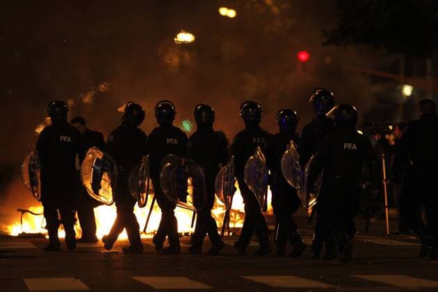 BUENOS AIRES, - Policemen watch fire set by fans of River Plate after their Argentina s first division second leg playoff soccer match in Buenos Aires, capital of Argentina, June 26, 2011. River Plate, the giant Argentine league club, suffered their biggest humiliation ever with relegation to the second division for the first time in the first leg of their play-off on Wednesday and tying 1-1 in the second leg match on Sunday. ---  o0 Krawalle Randale Randalierer Ausschreitungen Fanausschreitungen