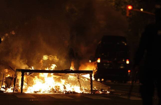 BUENOS AIRES, - Fans of River Plate set fire after their Argentina s first division second leg playoff soccer match in Buenos Aires, capital of Argentina, June 26, 2011. River Plate, the giant Argentine league club, suffered their biggest humiliation ever with relegation to the second division for the first time in the first leg of their play-off on Wednesday and tying 1-1 in the second leg match on Sunday. ---  o0 Krawalle Randale Randalierer Ausschreitungen Fanausschreitungen