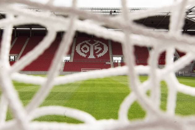 Fußball, Stadiongeschichte 1. FSV Mainz 05 Vereinslogo in der Coface Arena - Heimspielstätte des 1. FSV Mainz 05 o0 Tribüne Logo Leere Perspektive Durchblick Netz Tornetz