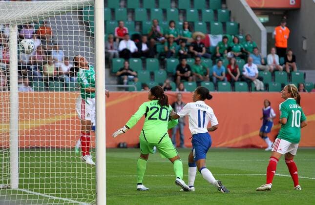 FIFA Frauen Weltmeisterschaft 2011 - England - Mexico Wolfsburg , 270611 , FIFA Frauen Weltmeisterschaft 2011 Womens Worldcup 2011 , Gruppe B , England - Mexico Tor durch Fara Williams (England) zum 1:0 , Torhüterin Cecilia Santiago (Mexico) machtlos