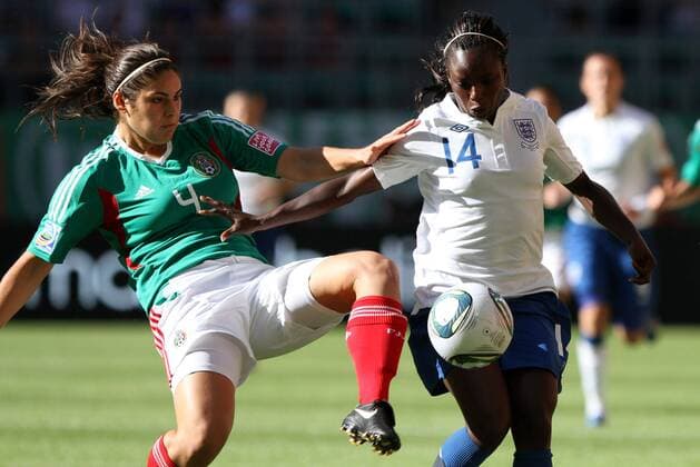 FIFA Frauen Weltmeisterschaft 2011 - England - Mexico Wolfsburg , 270611 , FIFA Frauen Weltmeisterschaft 2011 Womens Worldcup 2011 , Gruppe B , England - Mexico Eniola Aluko (England) gegen Alina Garciamendez (Mexico)