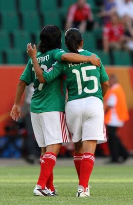 FIFA Frauen Weltmeisterschaft 2011 - England - Mexico Wolfsburg , 270611 , FIFA Frauen Weltmeisterschaft 2011 Womens Worldcup 2011 , Gruppe B , England - Mexico Monica Ocampo und Luz del Rosario Saucedo (beide Mexico) gehen Arm in Arm vom Platz