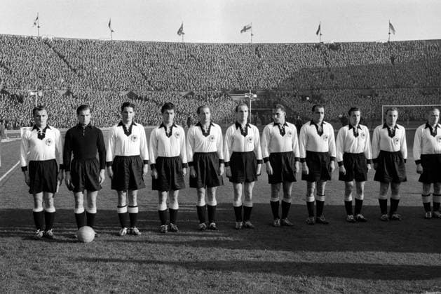 Mannschaftsvorstellung BR Deutschland, v.li.: Jupp Posipal, Torwart Fritz Herkenrath, Jupp Derwall, Gerd Harpers, Werner Liebrich, Michael Pfeiffer, Herbert Erhardt, Werner Kohlmeyer, Gerd Kaufhold, Uwe Seeler, Alfred - Coppi - Beck Mannschaftsfoto Totale Nationaltrikot Hymne Nationalhymne Gerhard Josef