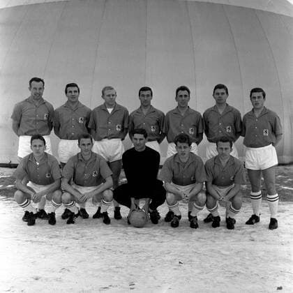 Mannschaftsfoto TSV 1860 München, hi. v. li.: Alfons Stemmer, Rudi Brunnenmeier, Hans Küppers, Hans Rebele, Hans Auernhammer, Wilfried Kohlars, Alfred Heiß, vorn: Rudolf Steiner, Rudolf Zeiser, Torwart Petar Radi Radenkovic, Manfred Wagner, Günther Rahm Mannschaftsfoto Totale Kader Winter Schnee Eis