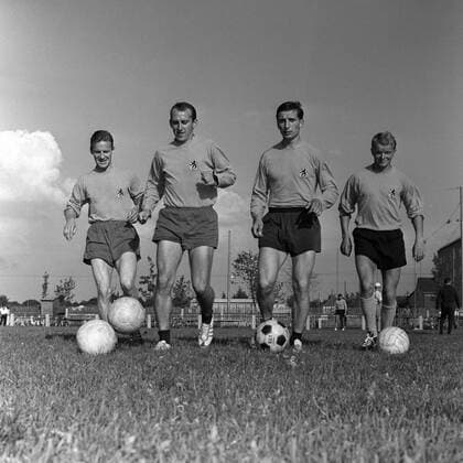Neuzugänge TSV 1860 München Saison 1963 1964, v. li.: Engelbert - Berti - Kraus, Peter Grosser, Otto Luttrop, Rolf Thommes Training Präsentation, Pressetermin, Fotoshooting