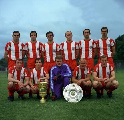 Fußball, FC Bayern München, Deutscher Meister 1969 Double Gewinner FC Bayern München 1968 1969, hi.v.li.: Franz Roth, August -Gustl- Starek, Gerd Müller, Dieter Brenninger, Rainer Ohlhauser, Franz Beckenbauer, vorn: Werner Olk, Peter Pumm, Torwart Sepp Maier, Helmut Schmidt, Hans Georg Schwarzenbeck Mannschaftsfoto Totale Sieger Siegerfoto Pokal Trophäe Schale Meisterschale Double