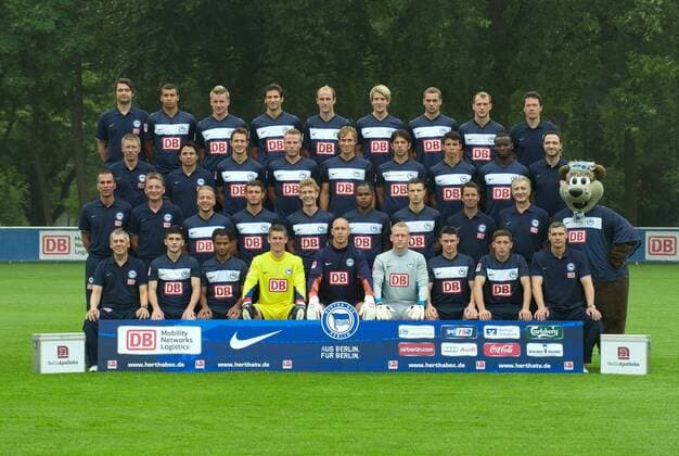Fussball 1 Bundesliga Berlin 30.06.2011 Hertha BSC saison 2011 12 obere Reihe vlnr Reinhard MAERZ Physio John Anthony BROOKS Maik FRANZ Andre MIJATOVIC Roman HUBNIK Peter NEUMEYER Pierre Michel LASOGGA Sebastian NEUMANN Henrik KUCHNO Konditionstrainer dritte Reihe vlnr Jörg BLUETHMANN Physio David de MEL Physio Christoph JANKER Christian LELL Andreas OTTL Levan KOBIASHVILI Alfredo MORALES Abu Barkarr KARGBO Physio Paul JACOB Teamleiter zweite Reihe vlnr Cheftrainer Markus BABBEL Co Trainer Rainer WIDMAYER Patrick EBERT Marco DJURICIN Fabian LUSTENBERGER RONNY Nikita RUKAVYTSYA TW Trainer Christian FIEDLER Teamleiter Nello di MARTINO Maskottchen HERTHINHO untere Reihe vlnr Zeugwart Robert ABRAMCZYK Fanol PERDEDAJ RAFFAEL Thomas KRAFT Maikel AERTS Sascha BURCHERT Nico SCHULZ Tunay TORUN Zeugwart Henrik HERZOG