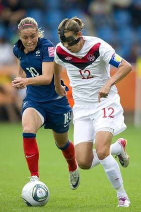 Camille ABILY (li., FRA) gegen Christine SINCLAIR (CAN), Aktion, Zweikampf, Hochformat, Vorrunde, Spiel 10, Gruppe A, Kanada (CAN) - Frankreich (FRA), am 30.06.2011 in Bochum Fussball Frauen Weltmeisterschaft 2011