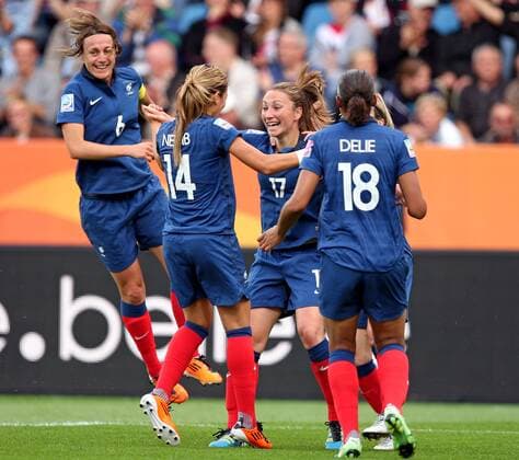 30.06.2011, FIFA-Frauen-Fußball-Weltmeisterschaft 2011 in Deutschland. Vorrunde Gruppe A , Kanada - Frankreich in Bochum. Jubel Frankreich zum Tor zum 0:1