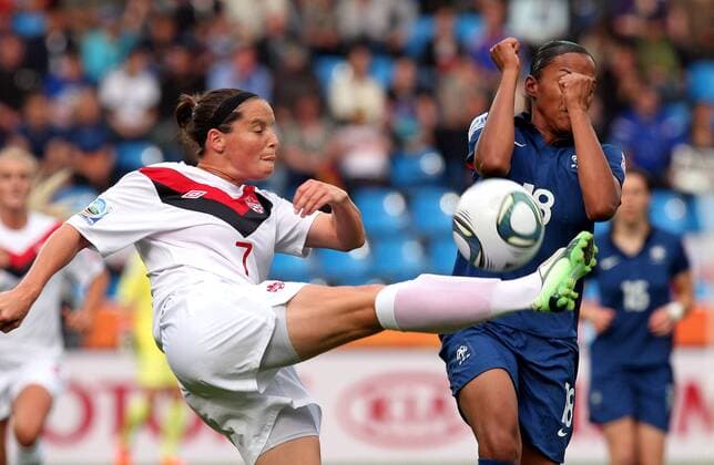 30.06.2011, FIFA-Frauen-Fußball-Weltmeisterschaft 2011 in Deutschland. Vorrunde Gruppe A , Kanada - Frankreich in Bochum. v.l. Rhian Wilkinson (Kanada) , Marie-Laure Delie (Frankreich)