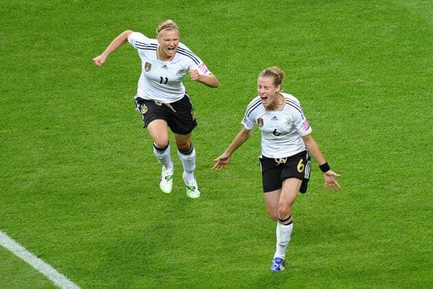 Fußball Frauen-WM, Vorrunde, Deutschland - Nigeria am 30.06.2011 in Frankfurt am Main Torjubel Deutschland zum 1:0 durch Simone Laudehr ( Deutschland ), rechts - Alexandra Popp ( Deutschland ), links