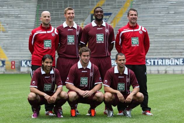 Fußball Bundesliga, Offizieller Fototermin des 1. FC Kaiserslautern zur Saison 2011 2012. Neuzugänge, hinten von links: Co-Trainer Günther Gorenzel, Willi Orban, Richard Sukuta-Pasu, Trainer Marko Kurz; Vorne von links: Olcay Sahan, Steven Zellner, Gil Vermouth.