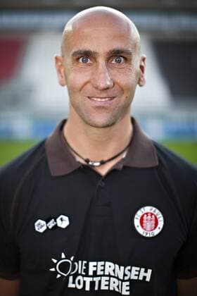 Trainer Andre Schubert (St.Pauli) Portraittermin unter Flutlicht. 2.Bundesliga, Saisonvorbereitung, Saison 2011 2012