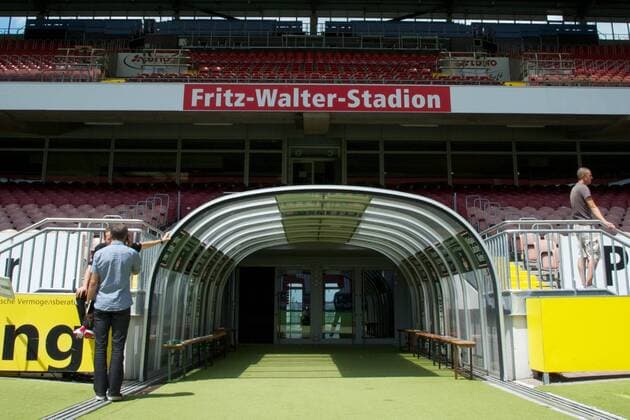 Der 1.FC Kaiserslautern 2011 2012.Im Bild: Der Spielertunnel im Fritz-Walter-Stadion auf dem Betzenberg in Kaiserslautern. o0 Totale Lautern
