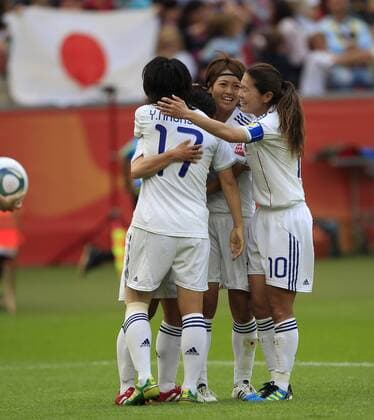 Deutschland, FIFA Frauen Fussball WM, Vorrunde, Gruppe B Japan vs. Mexiko, 01.07.2011, Leverkusen ,Yuki Nagasato, Homare Sawa Japan jubeln