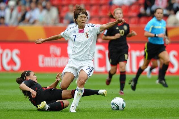 Fußball Frauen-WM, Vorrunde, Japan - Mexiko am 01.07.2011 in Leverkusen Kozue Ando ( Japan ), rechts - Nayeli Rangel ( Mexiko ), links