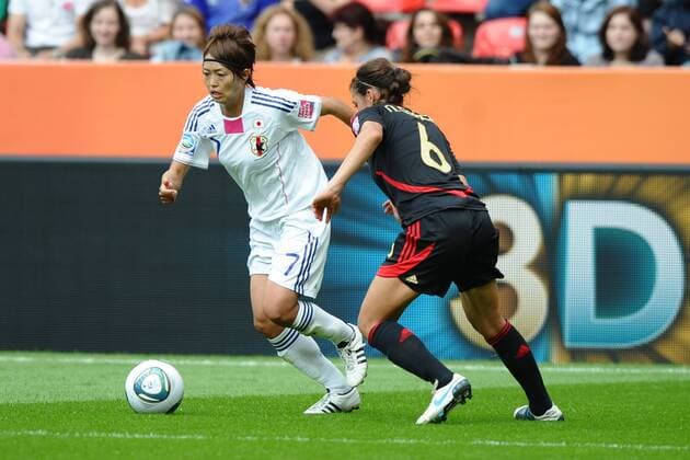 Fußball Frauen-WM, Vorrunde, Japan - Mexiko am 01.07.2011 in Leverkusen Kozue Ando ( Japan ), links - Natalie Garcia ( Mexiko ), rechts