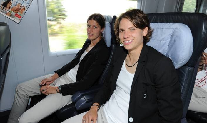 Kerstin GAREFREKES (GER) und Annike KRAHN (GER) im ICE 124. : Am heutigen Freitag fuhr die deutsche Frauen Fussballnationalmannschaft mit dem ICE von Frankfurt Station Stadion nach Duesseldorf Hauptbahhof. Fussball Frauen: FIFA Frauen-WM 2011 in Deutschland, Frankfurt, 01.07.2011 Football Soccer: The German women s national team went by train from Frankfurt Station Stadion to Dusseldorf with the fast train ICE. Frankfurt , July 01, 2011. o0 Bahn Bahnfahrt