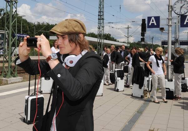 Torfrau Nadine ANGERER (GER) macht am Bahngleis ein Foto von den Medienvertretern mit ihrem iPhone. : Am heutigen Freitag fuhr die deutsche Frauen Fussballnationalmannschaft mit dem ICE von Frankfurt Station Stadion nach Duesseldorf Hauptbahhof. Fussball Frauen: FIFA Frauen-WM 2011 in Deutschland, Frankfurt, 01.07.2011 Football Soccer: The German women s national team went by train from Frankfurt Station Stadion to Dusseldorf with the fast train ICE. Frankfurt , July 01, 2011. o0 Bahn Bahnfahrt