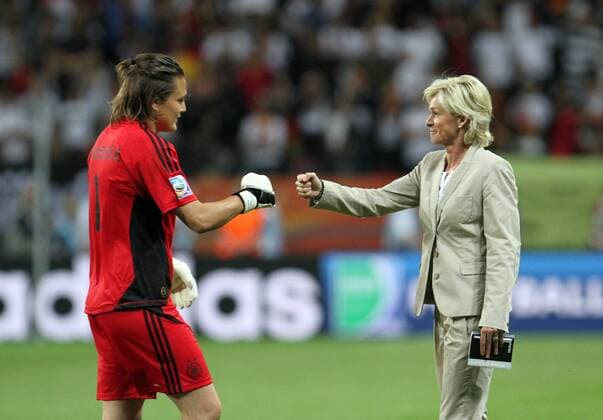 FIFA Frauen Fussball Weltmeisterschaft 2011 Deutschland - Nigeria, Frankfurt 30.06.2011 Nadine Angerer (Deutschland) und Trainerin Silvia Neid (Deutschland) nach dem Sieg