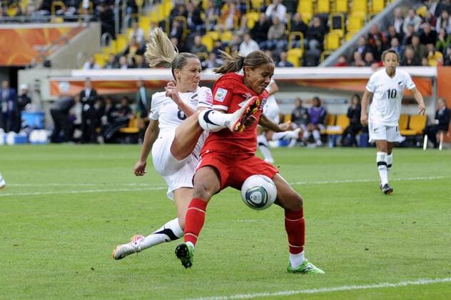 Hayley MOORWOOD (NZL),Aktion,Zweikampf gegen Alex SCOTT (ENG). Neuseeland (NZL)-England (ENG) ,Vorrunde,Spiel12,Gruppe B am 01.07.2011 in Dresden,Fussball Frauen Weltmeisterschaft 2011 in Deutschland vom 26.06. - 17.07.2011