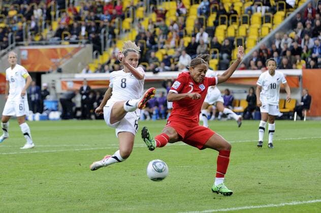 Hayley MOORWOOD (NZL),Aktion,Zweikampf gegen Alex SCOTT (ENG). Neuseeland (NZL)-England (ENG) ,Vorrunde,Spiel12,Gruppe B am 01.07.2011 in Dresden,Fussball Frauen Weltmeisterschaft 2011 in Deutschland vom 26.06. - 17.07.2011