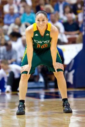 July 1, 2011: Seattle Storm guard Sue Bird (10) takes a breather during the WNBA Basketball Damen USA basketball game between the Connecticut Sun and Seattle Storm at Mohegan Sun Arena in Uncasville, Connecticut. Connecticut defeated Seattle 75-70. WNBA Basketball Damen USA 2011: Storm vs Sun JUL 01 - ZUMAc04