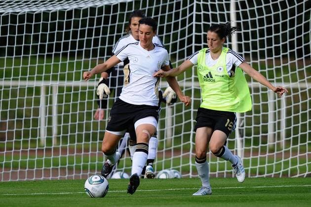 Fußball Training Deutsche Frauen- Nationalmannschaft am 02.07.2011 im Stadion am Eisenbrand in Meerbusch Birgit Prinz ( Deutschland ), links - Verena Faißt ( Deutschland ), rechts