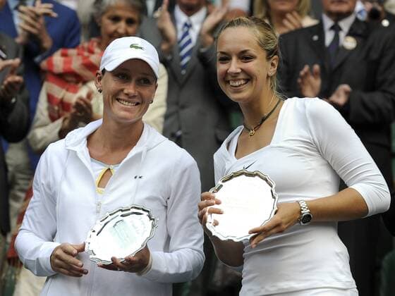 Tennis Wimbledon Championships 2011 London England - Sabine Lisicki Ger und Samantha Stosur AUS verlieren im Doppelfinale von Wimbledon o0 Siegerehrung Pokal Trophäe Objekte