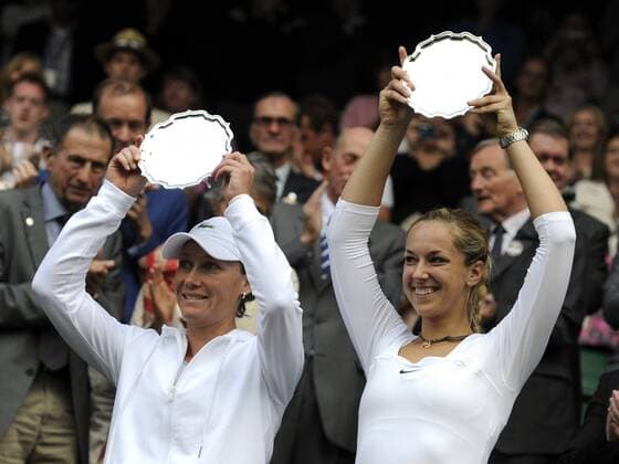 Tennis Wimbledon Championships 2011 London England - Sabine Lisicki Ger und Samantha Stosur AUS verlieren im Doppelfinale von Wimbledon o0 Siegerehrung Pokal Trophäe Objekte