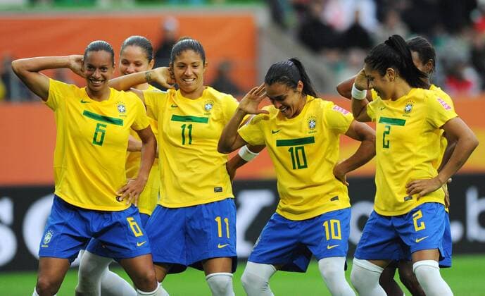 3. Juli 2011: Wolfsburg, FIFA WM Stadion: Fussball Frauen WM 2011, Gruppe D (Vorrunde): Brasilien - Norwegen: Brasiliens Marta (2.v.r.) jubelt nach ihrem Treffer zum 3:0 mit Rosana (l) , Cristiane (2.v.l.) und Maurine. phoare