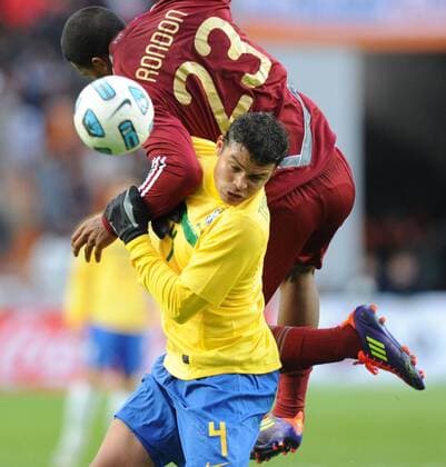 La Plata 03 07 2011 - Copa America 2011, Brasilien - Venezuela: Thiago Silva (BRA) -Salomon Rondon  Südamerika Meisterschaft Südamerikameisterschaft