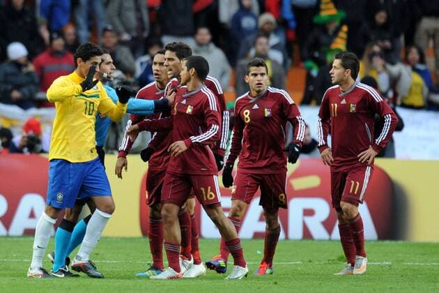 La Plata 03 07 2011 - Copa America 2011, Brasilien - Venezuela: Paulo Henrique Ganso (BRA)  Südamerika Meisterschaft Südamerikameisterschaft o0 Spannung Streit
