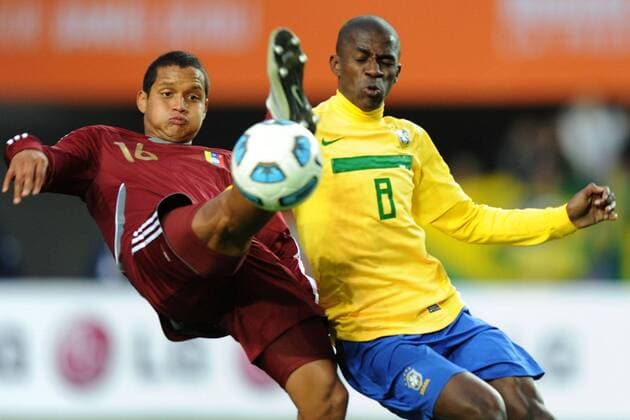 La Plata 03 07 2011 - Copa America 2011, Brasilien - Venezuela: Ramires (BRA) -Roberto Rosales  Südamerika Meisterschaft Südamerikameisterschaft