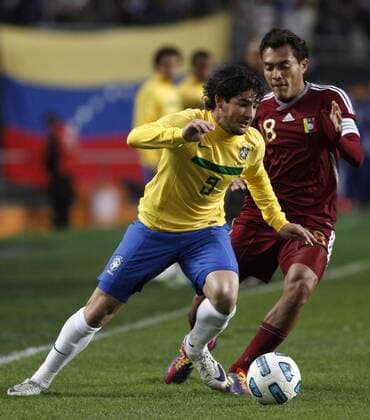 Alexandre Pato (L) of Brazil vies with Juan Arango of Venezuela during the first round match of Group B between Brazil and Venezuela in La Plata city -  Südamerika Meisterschaft Südamerikameisterschaft