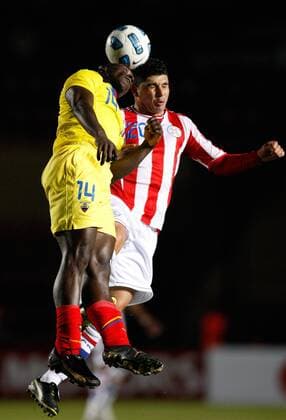 (110703) -- SANTA FE, July 3, 2011 (Xinhua) -- Paraguay s Nestor Ortigoza (R) vies with Segundo Castillo from Ecuador during a match of the first round of Gruop C at the Copa America 2011 in the city of Santa Fe -  Südamerika Meisterschaft Südamerikameisterschaft