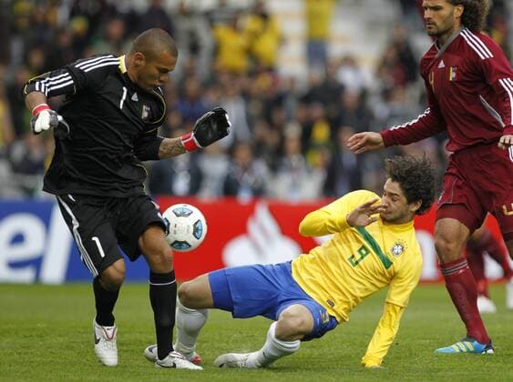 Alexandre Pato (C) of Brazil vies with Venezuela s goalkeeper Renny Vega (L) during the first round match of Group B between Brazil and Venezuela in La Plata city, The match ended with a 0-0 tie -  Südamerika Meisterschaft Südamerikameisterschaft