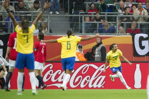 MARTA (re., BRA) jubelt über ihr Tor zum 3:0 für Brasilien, Jubel, jubeln, Freude, cheers, Torjubel, ganze Figur, Querformat, Vorrunde, Spiel 15, Gruppe D, Brasilien (BRA) - Norwegen (NOR) 3:0, am 03.07.2011 in Wolfsburg Fussball Frauen Weltmeisterschaft 2011 in Deutschland vom 26.06. - 17.07.2011 o0 Werbebande, Bande, Werbung Coca Cola CocaCola