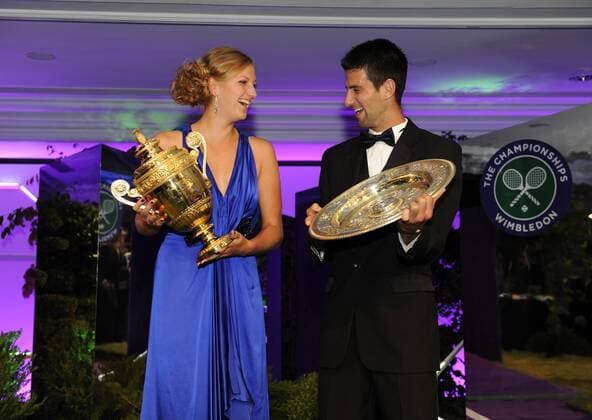 Tennis Wimbledon Championships in London Championsdinner im Intercontinental Hotel --- Wimbledonsiegerin 2011 Petra Kvitova (Tschechien) Wimbledonsieger 2011 Novak Djokovic (Serbien) mit vertauschten Pokalen: Kvitova hat den Männer-Pokal ,Djokovic die Frauen-Schale o0 kurios Komik Sieg Trophäe Objekte Freude