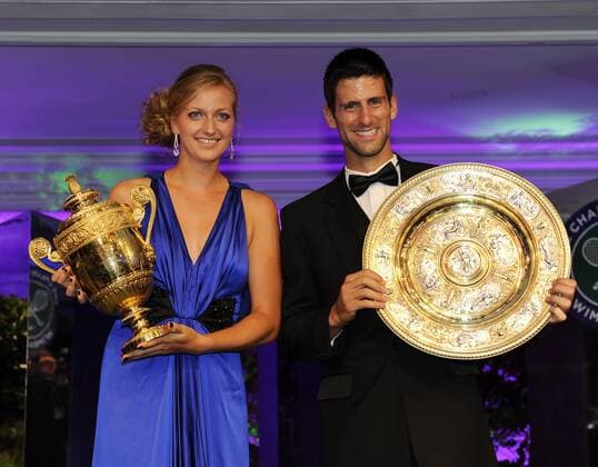 Tennis Wimbledon Championships in London Championsdinner im Intercontinental Hotel --- Wimbledonsiegerin 2011 Petra Kvitova (Tschechien) Wimbledonsieger 2011 Novak Djokovic (Serbien) mit vertauschten Pokalen: Kvitova hat den Männer-Pokal, Djokovic die Frauen-Schale o0 Sieg Pokal Trophäe Objekte