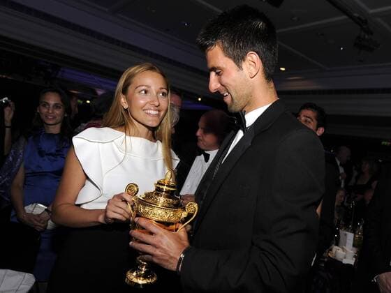 Tennis Wimbledon Championships in London Championsdinner im Intercontinental Hotel --- Wimbledonsieger 2011 Novak Djokovic (Serbien) mit Freundin Jelena Ristic o0 Sieg Pokal Trophäe Objekte Familie Frau Spielerfrau