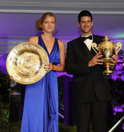 Tennis Wimbledon Championships in London Championsdinner im Intercontinental Hotel --- Wimbledonsiegerin 2011 Petra Kvitova (Tschechien) Wimbledonsieger 2011 Novak Djokovic (Serbien) o0 Sieg Pokal Trophäe Objekte