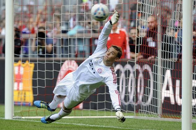 Manuel NEUER (Torwart FC Bayern Muenchen),Aktion,Einzelaktion,Einzelbild,Freisteller,Ganzkoerperaufnahme,ganze Figur .Parade. Fussball Bundesliga,Liga1,Saison2011 12,öffentliches Training FC Bayern München am 02.07.2011 in der Allianz Arena.