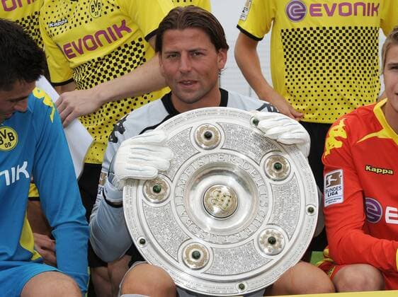 04-07-2011, Fussball, 1. Bundesliga, Saison 2011-2012, Borussia Dortmund, Torhüter Roman Weidenfeller (Borussia Dortmund) mit der Meisterschale BVB o0 Pokal, Trophäe Objekte Schale Meister Meisterschaft o00 2010