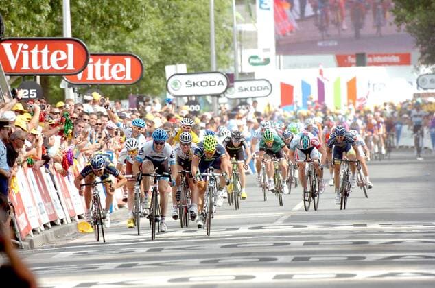 Tour de France 2011, 3.Etappe: Olonne sur Mer - Redon; Tyler Farrar (USA Garmin Cervelo, vorn, 2.v.li.) gewinnt die 3. Etappe der Tour de France 2011 vor Romain Feillu (FRA Vacansoleil DCM, li.) und Jose Joaquin Rojas Gil (ESP Moviestar.)  o0 Ziel Etappensieg