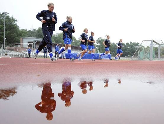 Spielerinnen bei einer Laufübung, 1.FFC Turbine Potsdam - Auftakttraining, Saison 2011 2012, Fußball, Frauen, Potsdam, 04.04.2011,