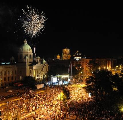 04.07.2011 Belgrade(Serbia) Serbian tennis fans in front of national parliament during celebration of Novak Djokovic Wimbledon championships trophy :  o0 Totale