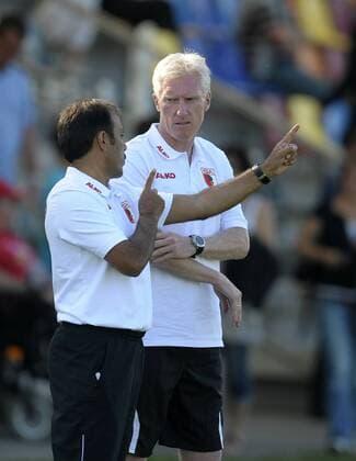 04.07.2011, Fussball 1.Bundesliga 2011 2012, Saisonvorbereitung vom FC Augsburg, Testspiel in Gersthofen, TSV Gersthofen gegen FC Augsburg, Trainer Jos Luhukay (li, Augsburg) und Co-Trainer Rob Reekers (re, Augsburg) .
